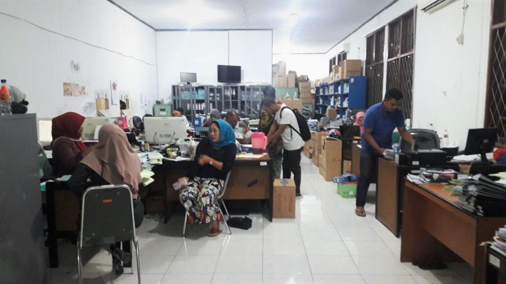 Suasana kesibukan larut malam di kantor Badan Pengelola Keuangan dan Aset Daerah (BPKAD) Masohi