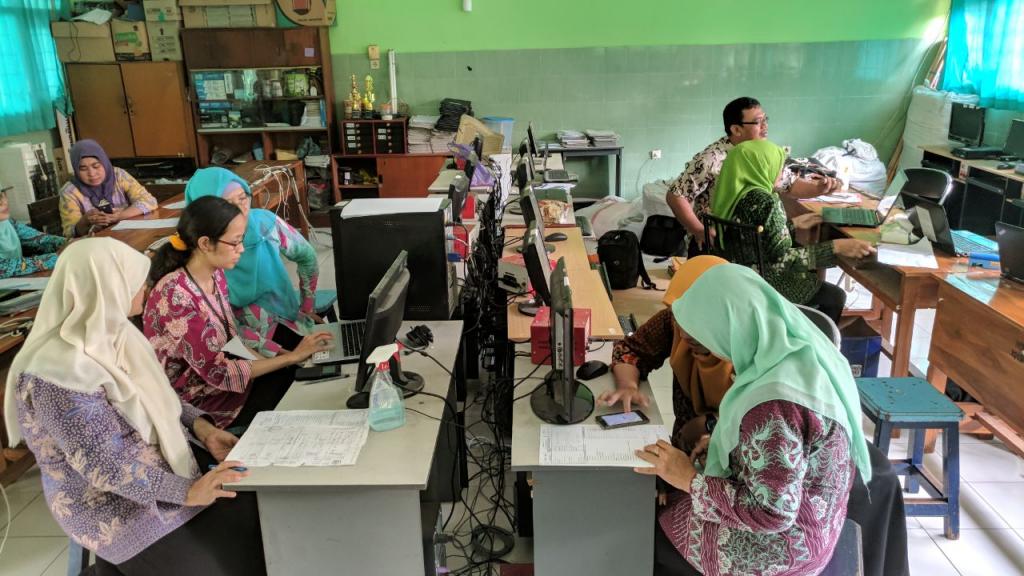 Para Guru SMPN 2 Candi Menggunakan Fasilitas Laboratorium Komputer Untuk Lapor Secara E-filing