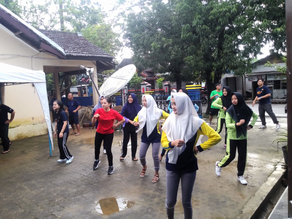 Kegiatan senam bersama dilaksanakan di halaman KP2KP Pacitan