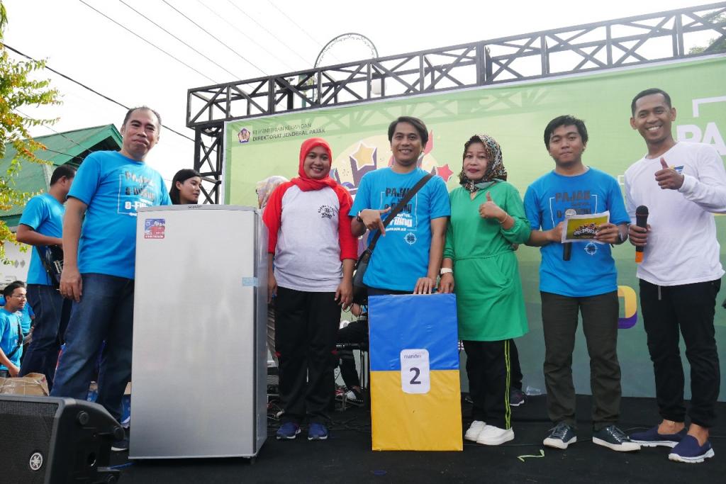 Penyerahan hadiah utama oleh Kepala KPP Pratama Palopo