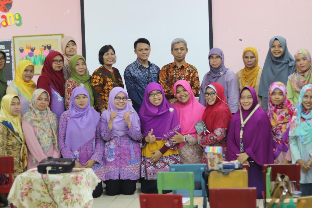 Tim Penyuluh berfoto bersama dengan para peserta sosialisasi