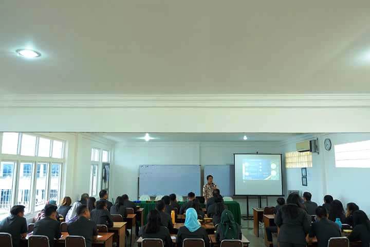 Antusiasme peserta yang terhimpun dari civitas academica mengikuti acara edukasi pajak hingga berakhir