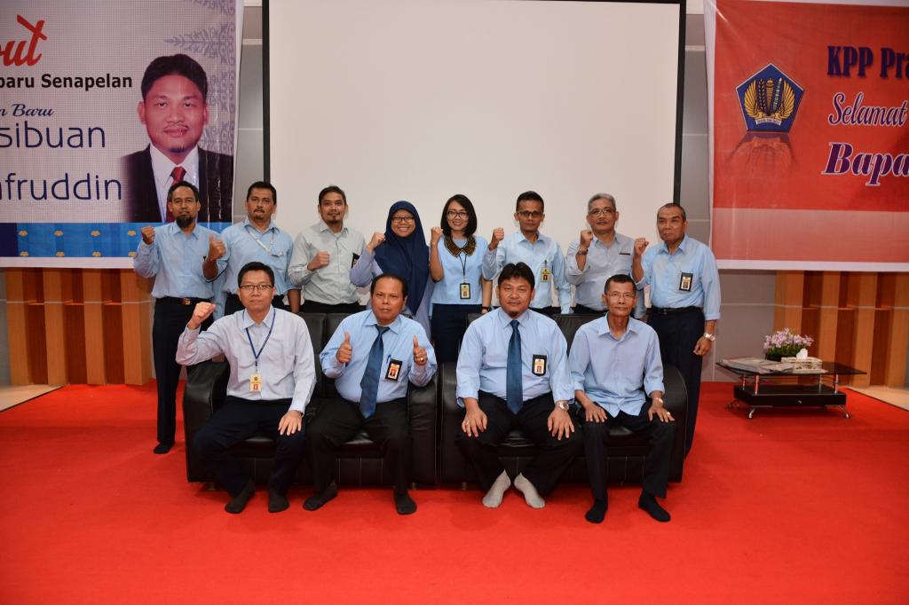 Seluruh kepala seksi berfoto bersama