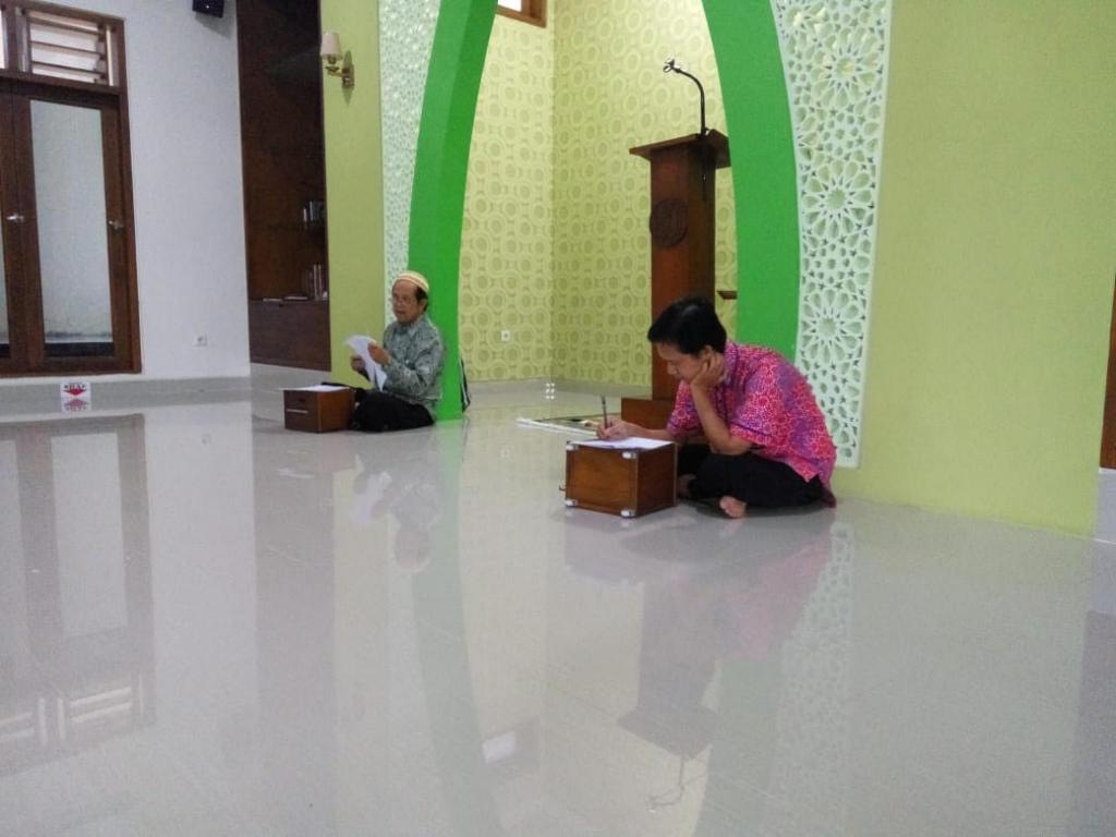 Para juri memberikan penilaian penampilan masing-masing peserta