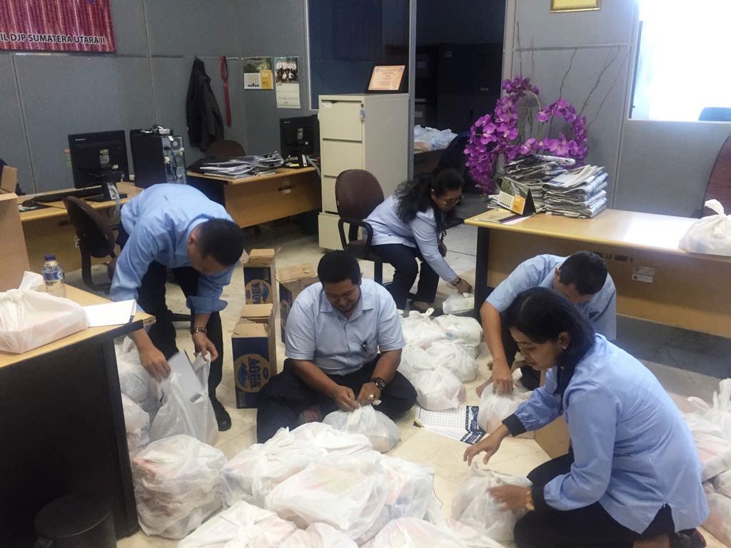 Persiapan pengemasan paket takjil sebelum dibagi-bagikan kepada masyarakat