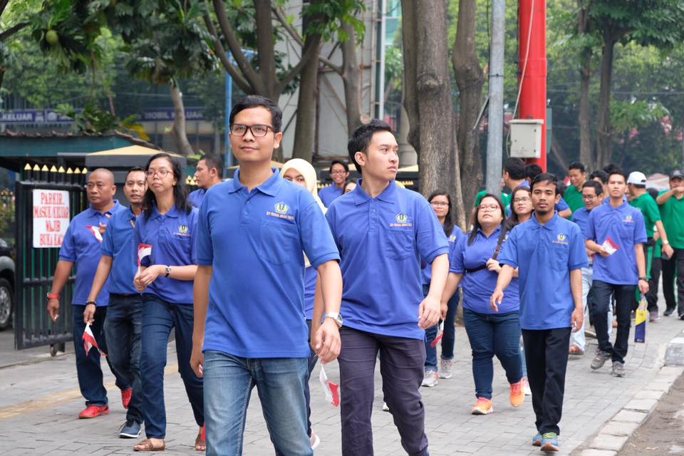 Peserta Funwalk melewati jalan arteri di Kota Medan.