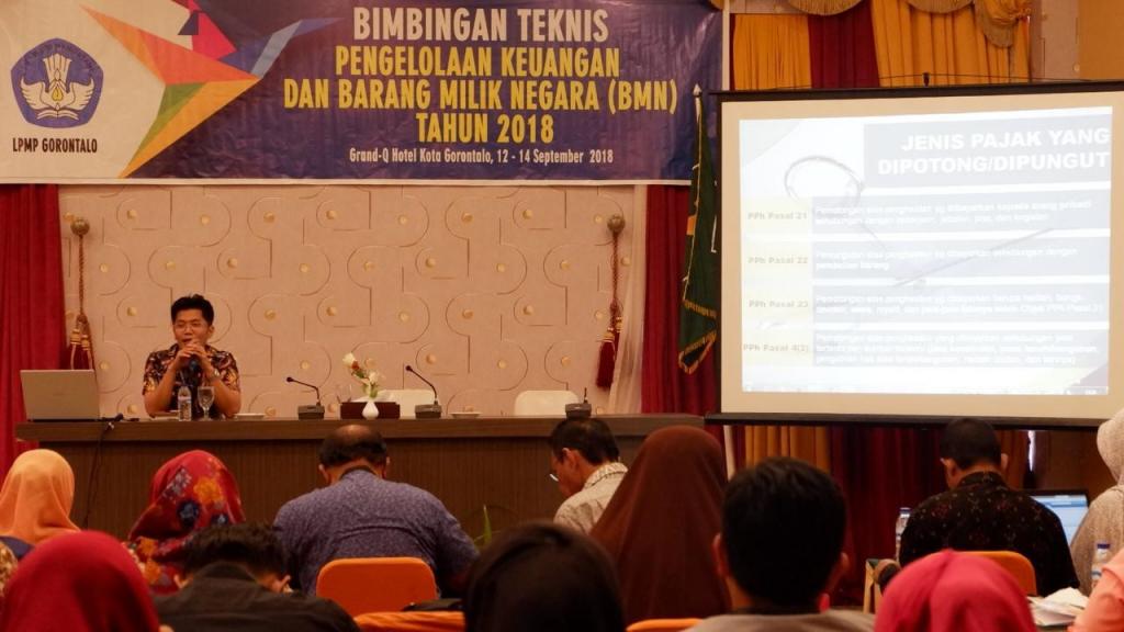 Bp. Harry Kumoro selaku pemateri menyampaikan materi perpajakan