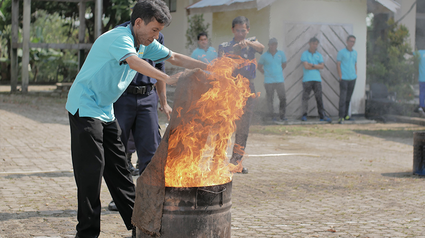 Simulasi Pemadaman Api Menggunakan Karung Goni