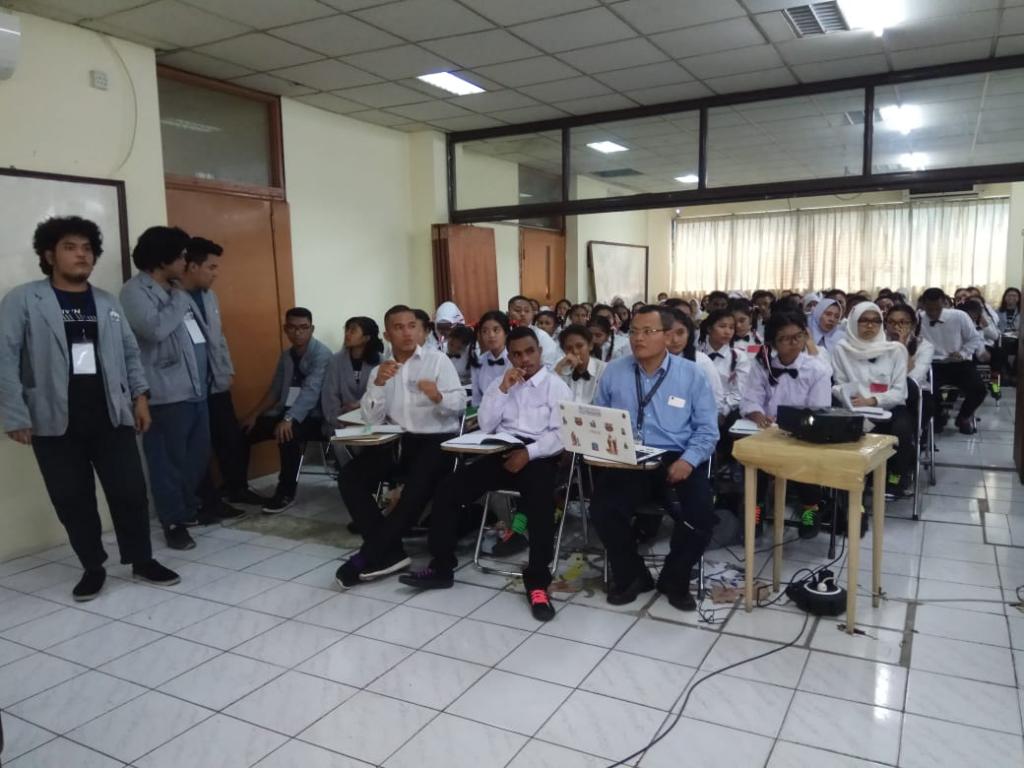 Calon mahasiswa baru menyimak pemaparan materi perpajakan