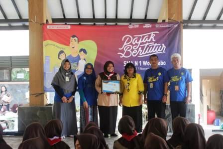 Penyerahan Sertifikat dan Plakat dari KPP Mikro Wonosobo untuk SMA Negeri 1 Wonosobo