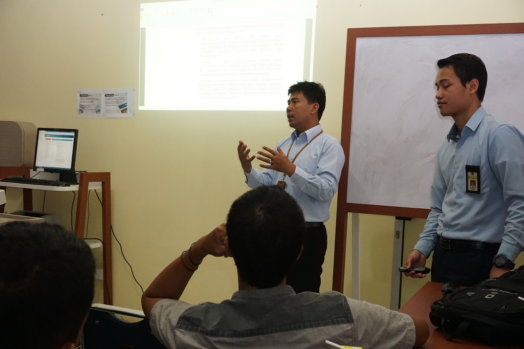 Kepala kantor dan pemateri menjelaskan kewajiban pembuatan Bukti Potong 1721-A2