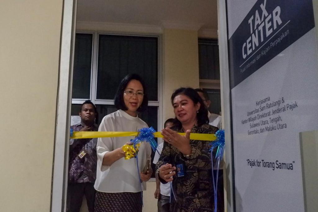 Pengguntingan Pita sebagai simbol diresmikannya ruang tax center Unsrat Manado