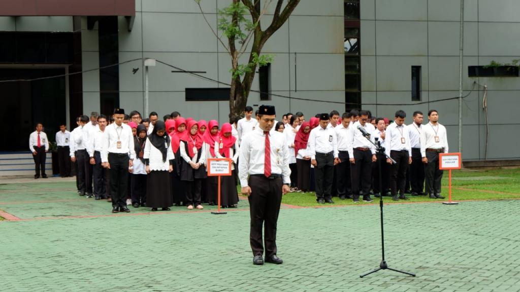 Seluruh peserta khusyuk berdoa pada saat apel