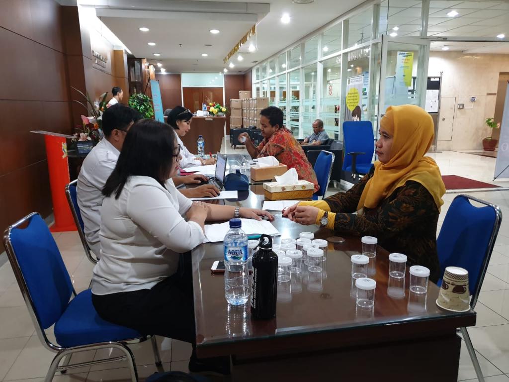 Petugas medis BNN melakukan serangkaian tes narkoba kepada pegawai