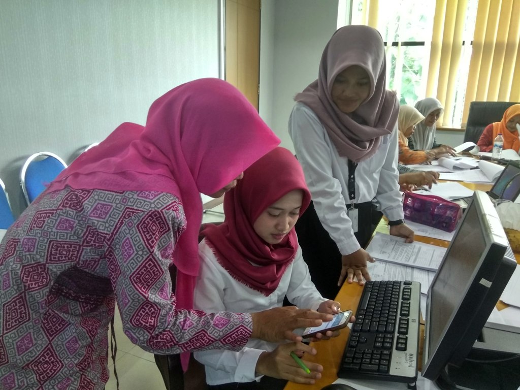 Disediakan satu petugas khusus aktivasi EFIN. Guru yang belum mempunyai email akan sekaligus dibuatkan oleh petugasnya. Email ini berfungsi sebagai kelengkapan saat aktivasi EFIN.