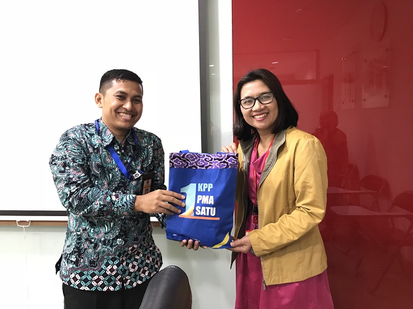 Tim sosialisasi menyerahkan doorprize kepada salah satu peserta