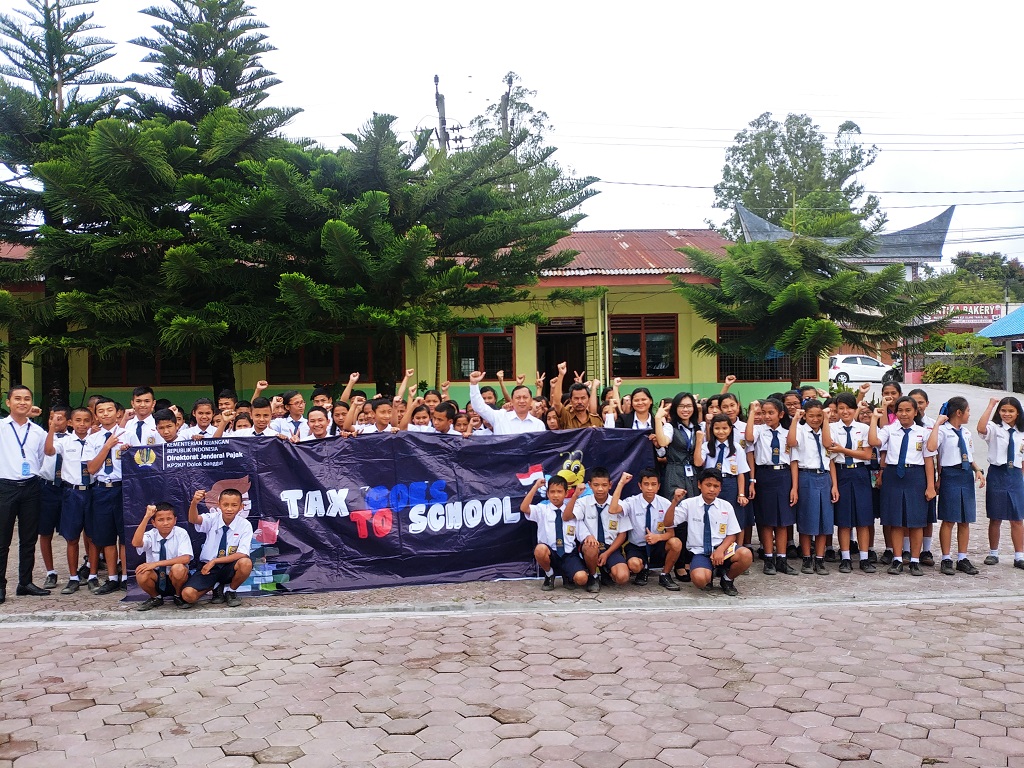 Foto bersama para siswa dan kepala sekolah SMP Negeri 2 Dolok Sanggul