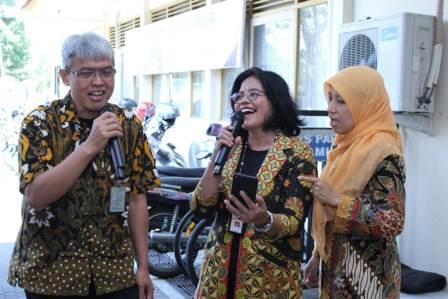 Kasubbag Umum dan KI, Kasi Waskon I, dan Kasi Waskon III meramaikan acara pada lomba karaoke