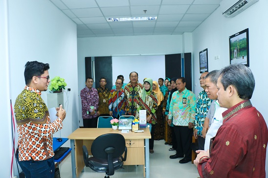 Peninjauan Ruang Tax Center Setelah Peresmian oleh Seluruh Pejabat UMRI dan Pejabat Kanwil DJP Riau Kepri