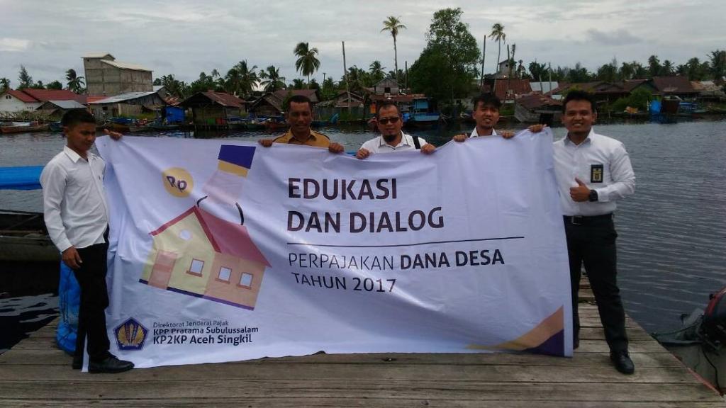 Penyuluh KP2KP Aceh Singkil berfoto bersama Kepala Kecamatan di sandaran perahu