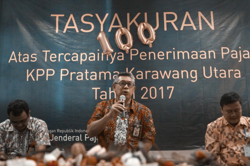 Adjat Djanitka memberikan sambutan, mengingatkan untuk senantiasa bersyukur dan bekerja lebih semangat lagi menghadapi tahun depan.