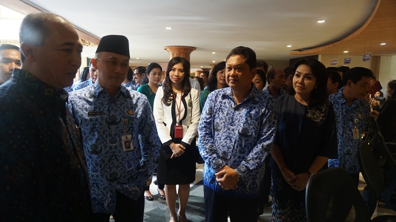 Kepala Kanwil DJP Bali memberikan penjelasan tentang layanan yang diberikan di loket Ditjen Pajak kepada Walikota Denpasar