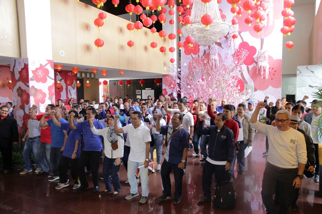 Foto Bersama sekaligus menggaungkan Yel-Yel Kanwil DJP Sumut II Satukan Hati, Satukan Langkah, Untuk Prestasi!