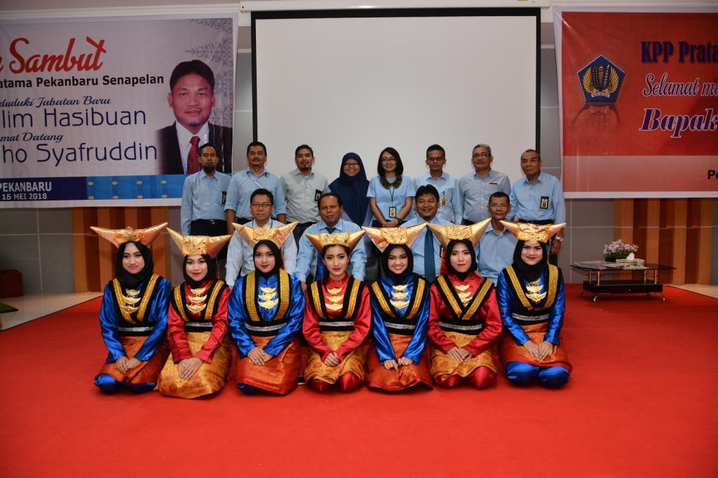 Para kepala seksi bersama penari KPP Pratama Pekanbaru Senapelan