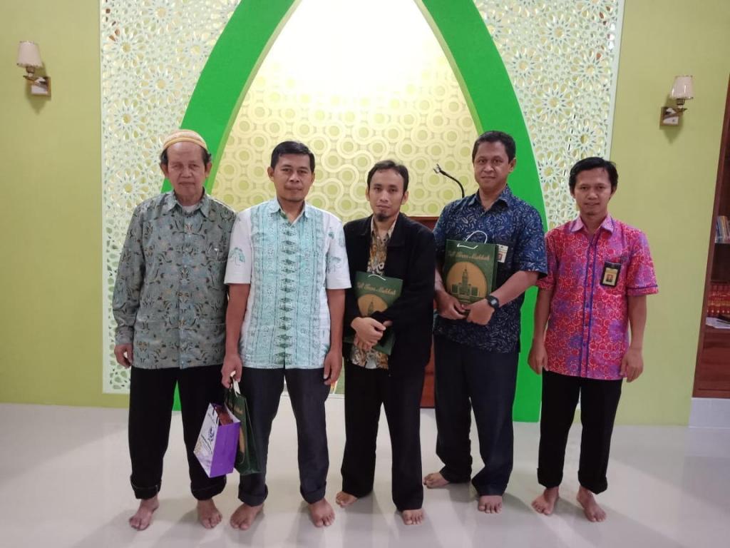 Para juara berpose bersama para juri