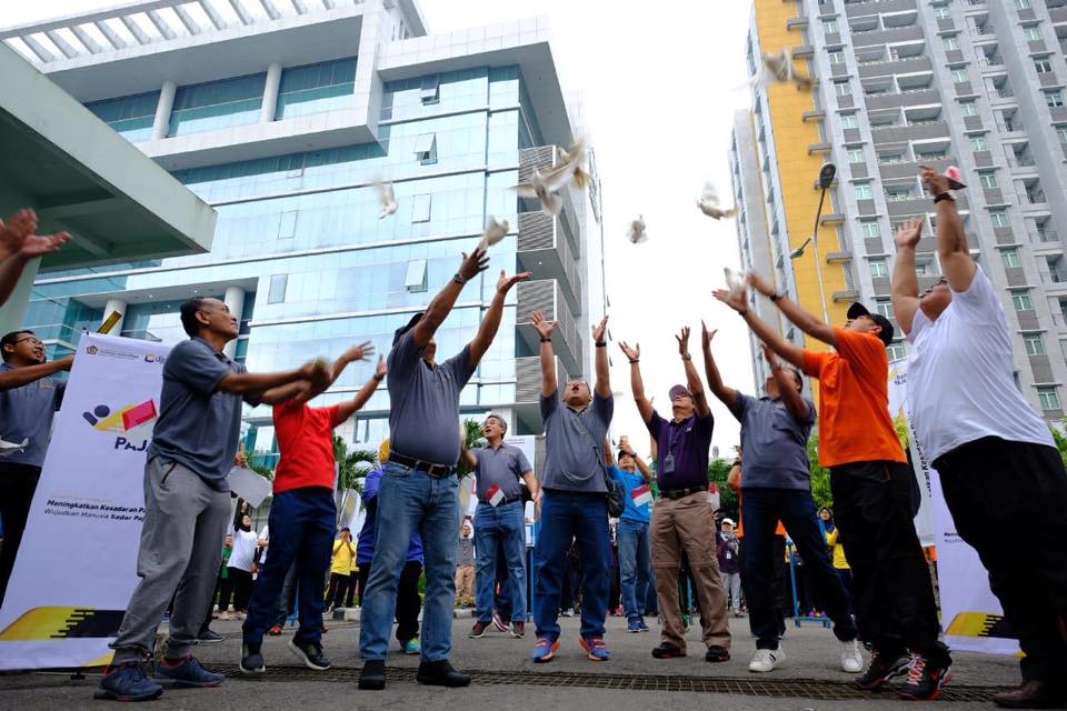 Pelepasan merpati Hari Pajak serentak oleh Kepala Kanwil DJP Sumut I dan seluruh Kepala KPP.