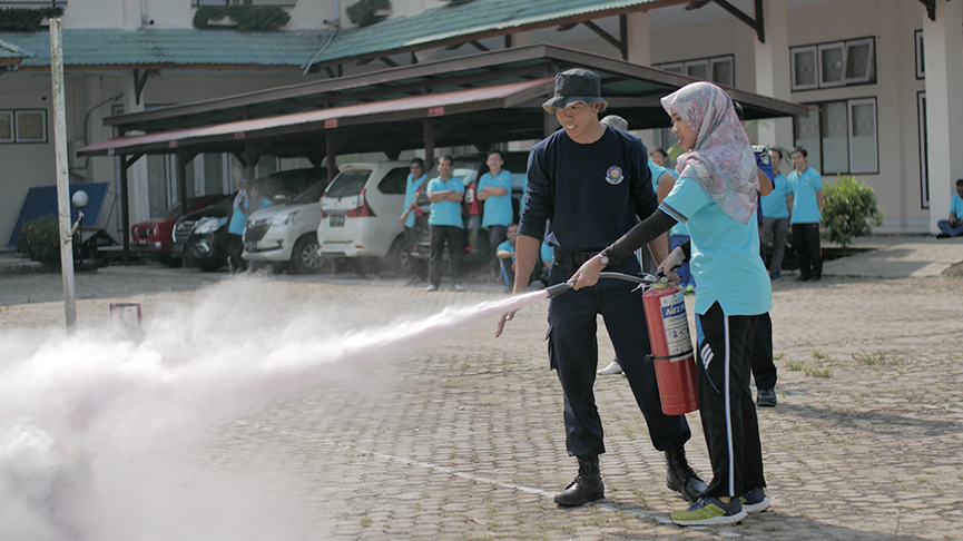Simulasi Pemadaman Api Menggunakan Alat Pemadam Api Ringan