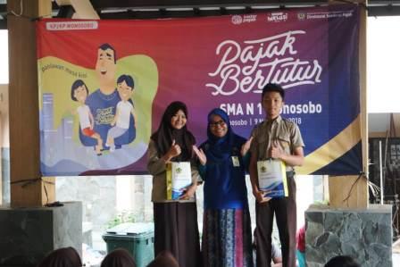 Dua Orang Siswa SMANSA Wonosobo mendapatkan doorprize saat kuis pajak bertutur