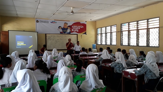 Peserta memberikan pendapat mengenai manfaat pajak yang ditanyakan oleh Jendri Sunandar Saragih, Penyuluh KPP Pratama Medan Polonia