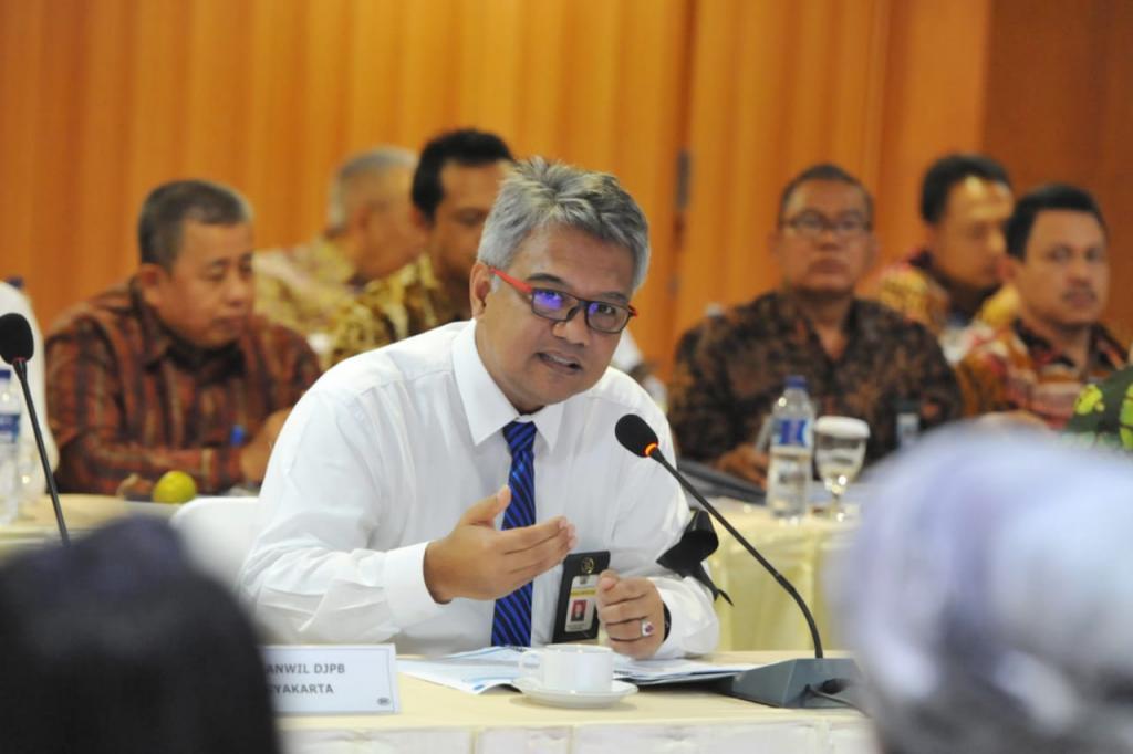 Kepala Kanwil DJP DIY Dionysius Lucas Hendrawan menyampaikan paparan mewakili jajaran unit Kementerian Keuangan yang berada di DIY