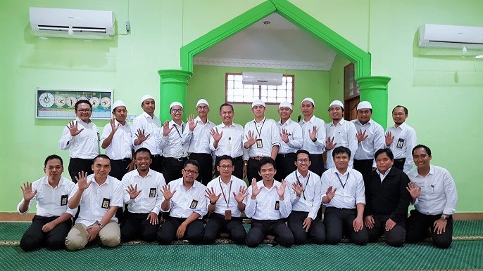 Seluruh jamaah berfoto bersama