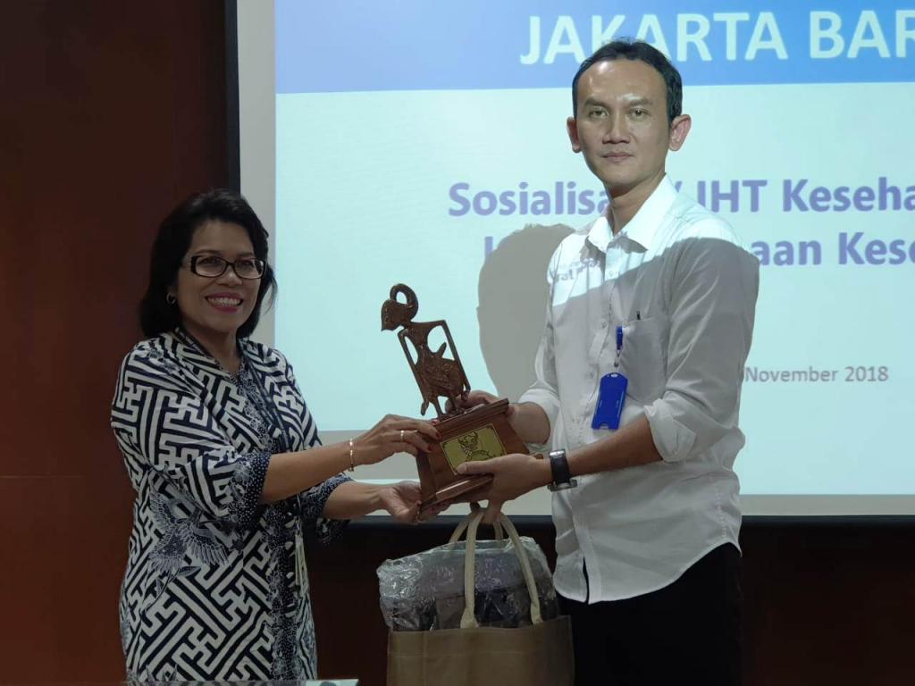 Penyerahan plakat oleh Kabag Umum Kanwil DJP Jakbar kepada nara sumber