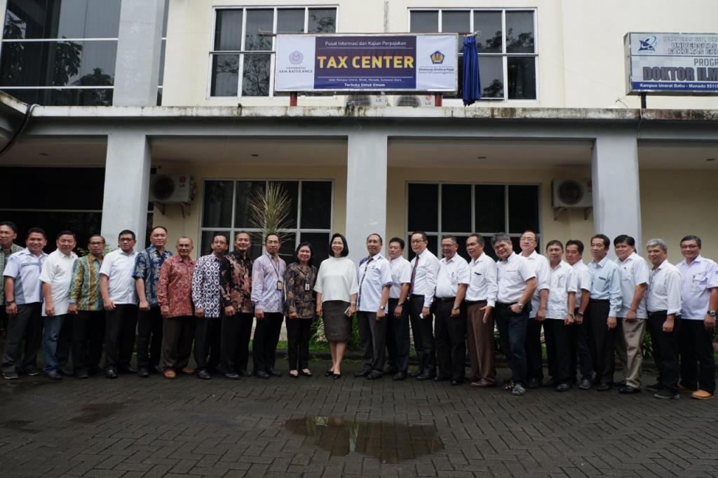 Foto Bersama Depan Gedung Fakultas Ekonomi dan Bisnis
