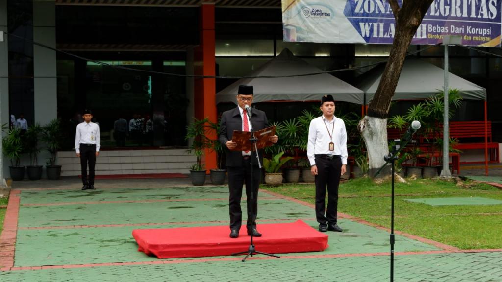 Plt. Kepala KPP Madya Balikpapan Emri Mora Singarimbun sebagai Pembina Upacara