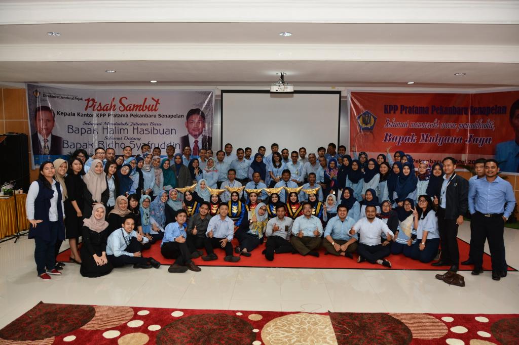 Seluruh pegawai KPP Pratama Pekanbaru Senapelan berfoto bersama dalam acara pisah sambut kepala kantor