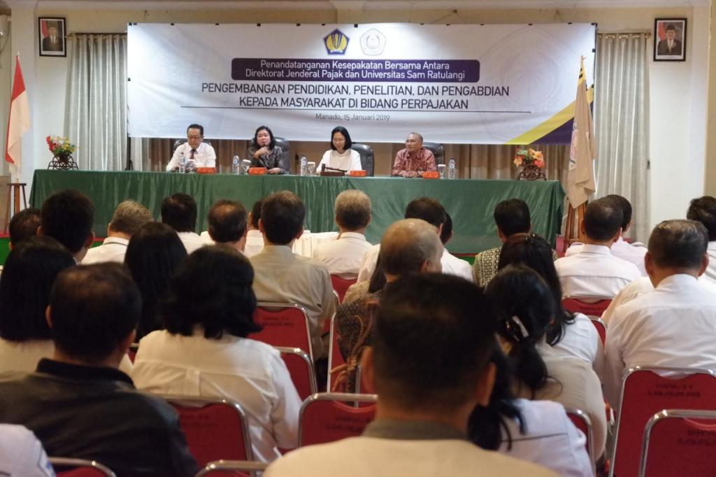 para civitas akademika unsrat menghadiri kegiatan ini