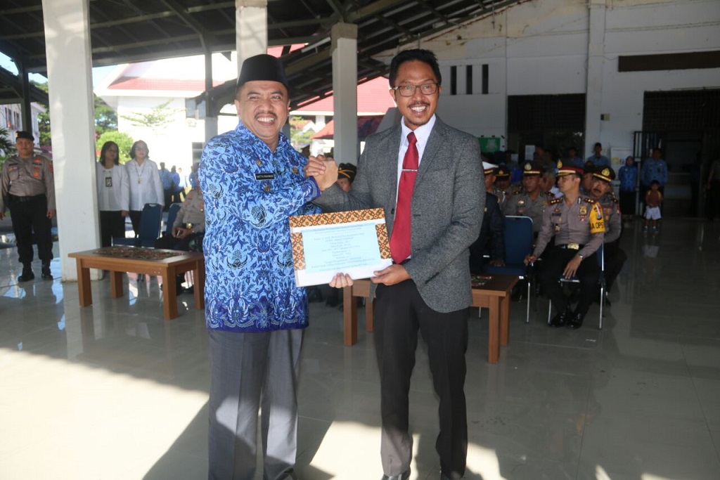 Bupati Maros, Hatta Rahman bersama Kepala KPP Pratama Maros, Muhammad Armadari