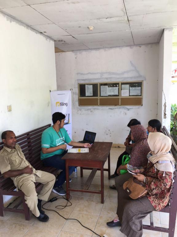 Suasana antrian pojok pajak di Buli