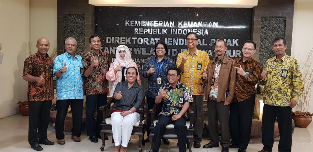 Irjen Sumiyati berfoto bersama Kakanwil dan Pejabat eselon III