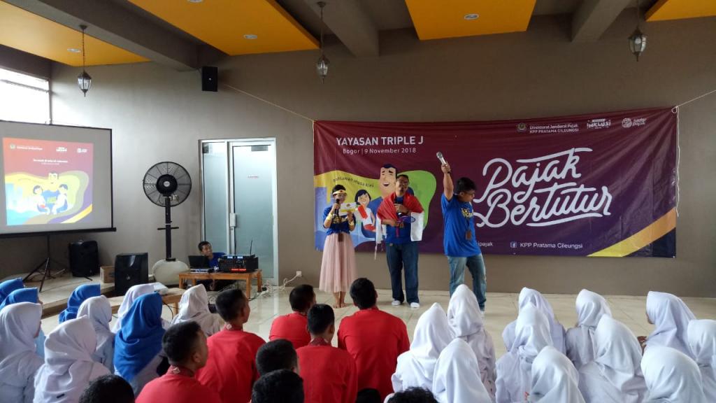 Pemateri mengenakan kostum bertema pahlawan.