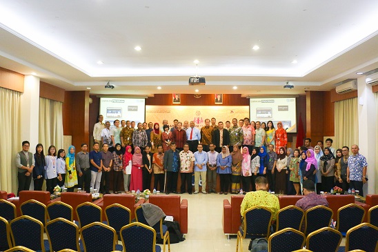 Foto bersama dengan seluruh peserta seusai acara