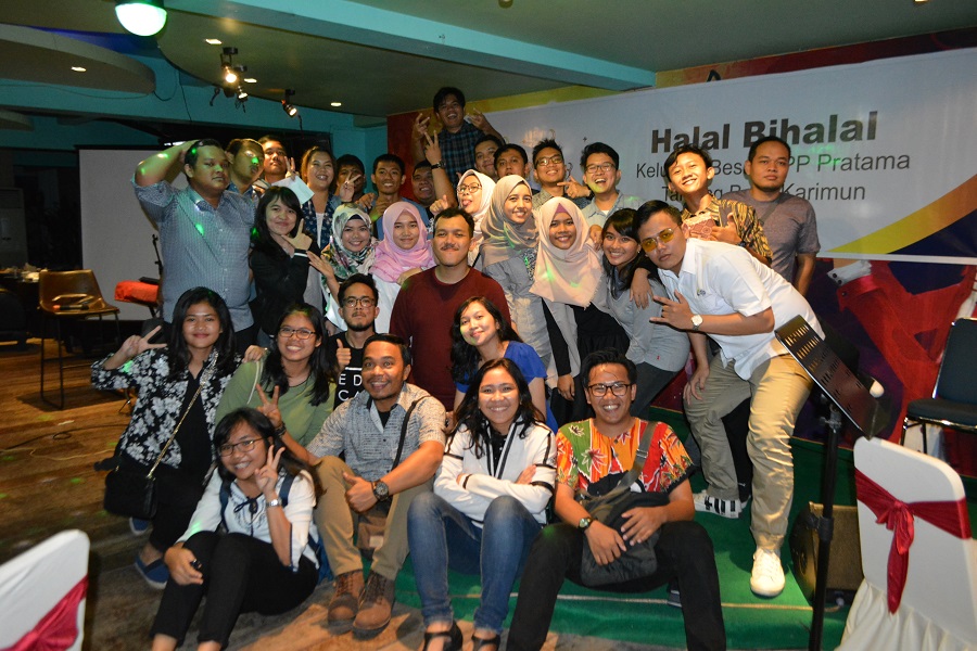 Seluruh pegawai KPP Pratama Tanjung Balai Karimun berpose bersama dengan pegawai yang pindah