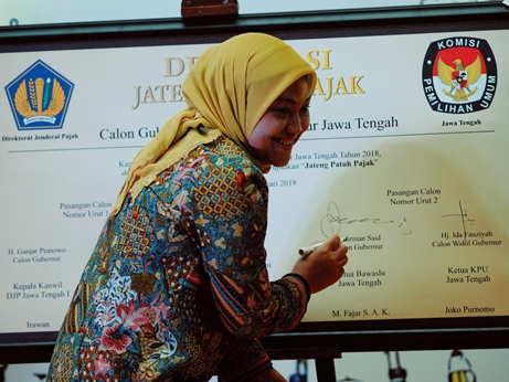 Calon Wakil Gubernur Nomor Urut 2 Ida Fauziah menandatangani Deklarasi Jateng Patuh Pajak