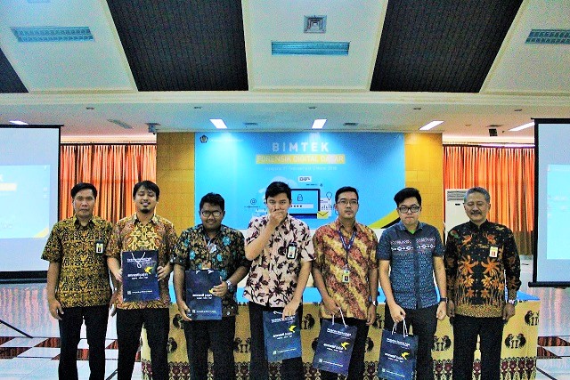 Para peraih nilai tes tertinggi Bimtek Forensik 2018 berfoto bersama