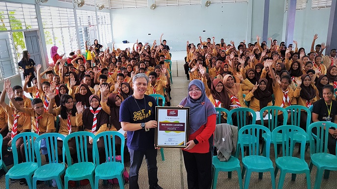 Penyerahan plakat dan souvenir oleh Kabid P2Humas Kanwil DJP Papua dan Maluku kepada Guru Ekonomi Akuntansi sebagai perwakilan SMK Negeri 2 Jayapura