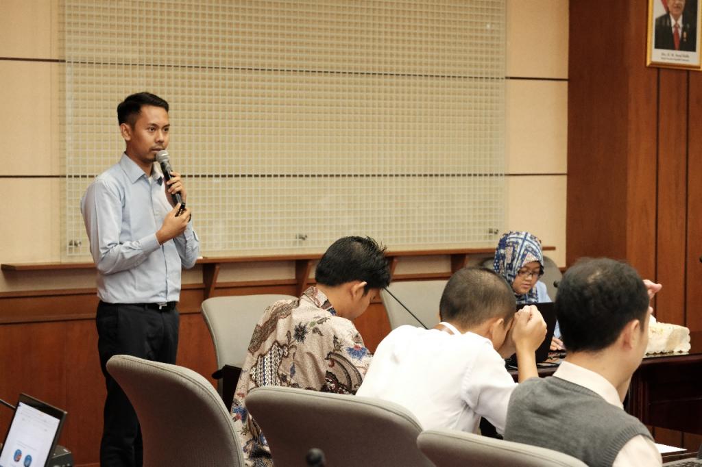 Petugas Pajak sedang Menyampaikan Materi E-Filing